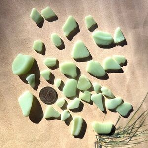 🌊🌴 32 PIECES JADEITE SEA GLASS - REAL SURF BEACH TUMBLED / 2.8 ounces